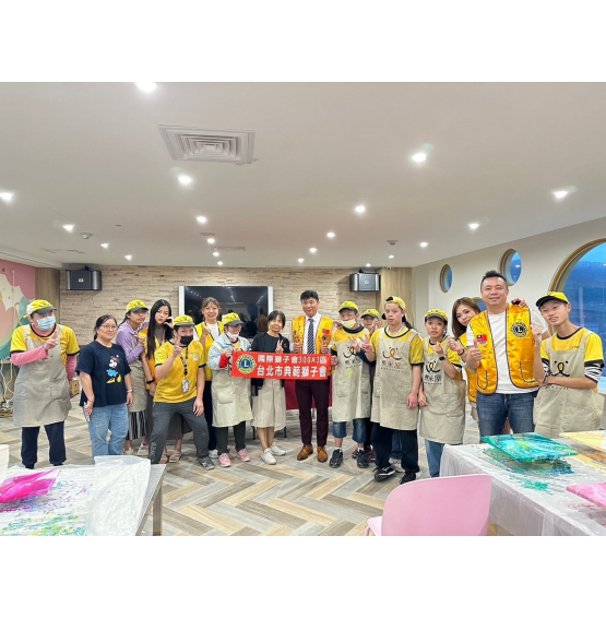20241023 台北市典範獅子會關懷偏鄉瑞芳弱勢兒童、與瑞芳高工特殊班及小愉兒基金會共同舉辦了「家庭生命樹」流體畫創作活動，象徵每代人的愛與連結。