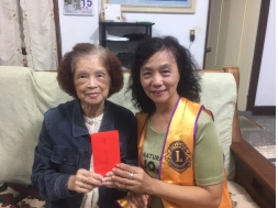 社會服務--敗訪本會資深獅齡與年齡超過100的資深會員--陳玉幸  陳獅姊也樂捐5000原給中華獅子會
